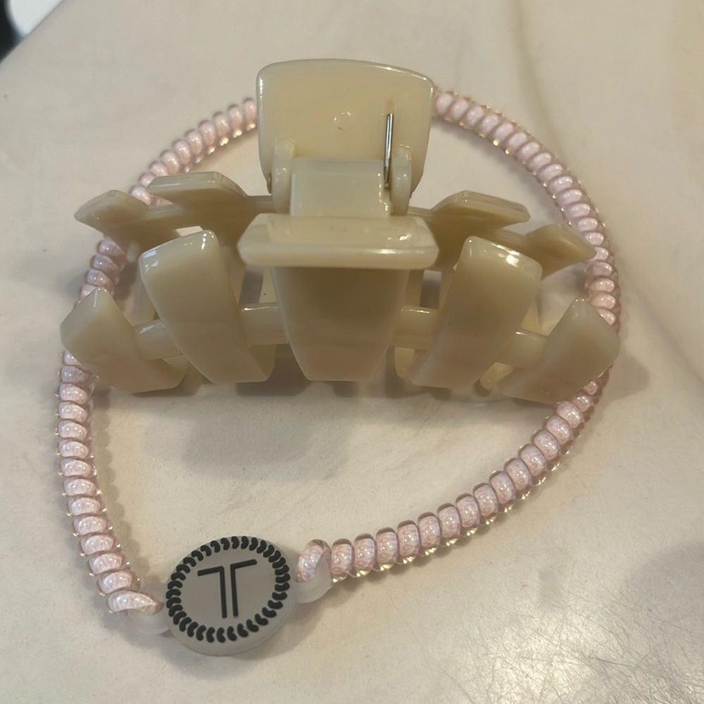 Teletie almond medium hair clip and pink head band